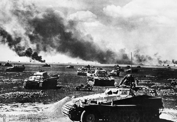 Einmarsch in die Sowjetunion: Eine Gruppe deutscher Panzer vor dem Einsatz (22. Juni 1941)